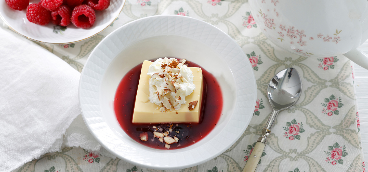 Mandelpudding med rød saus