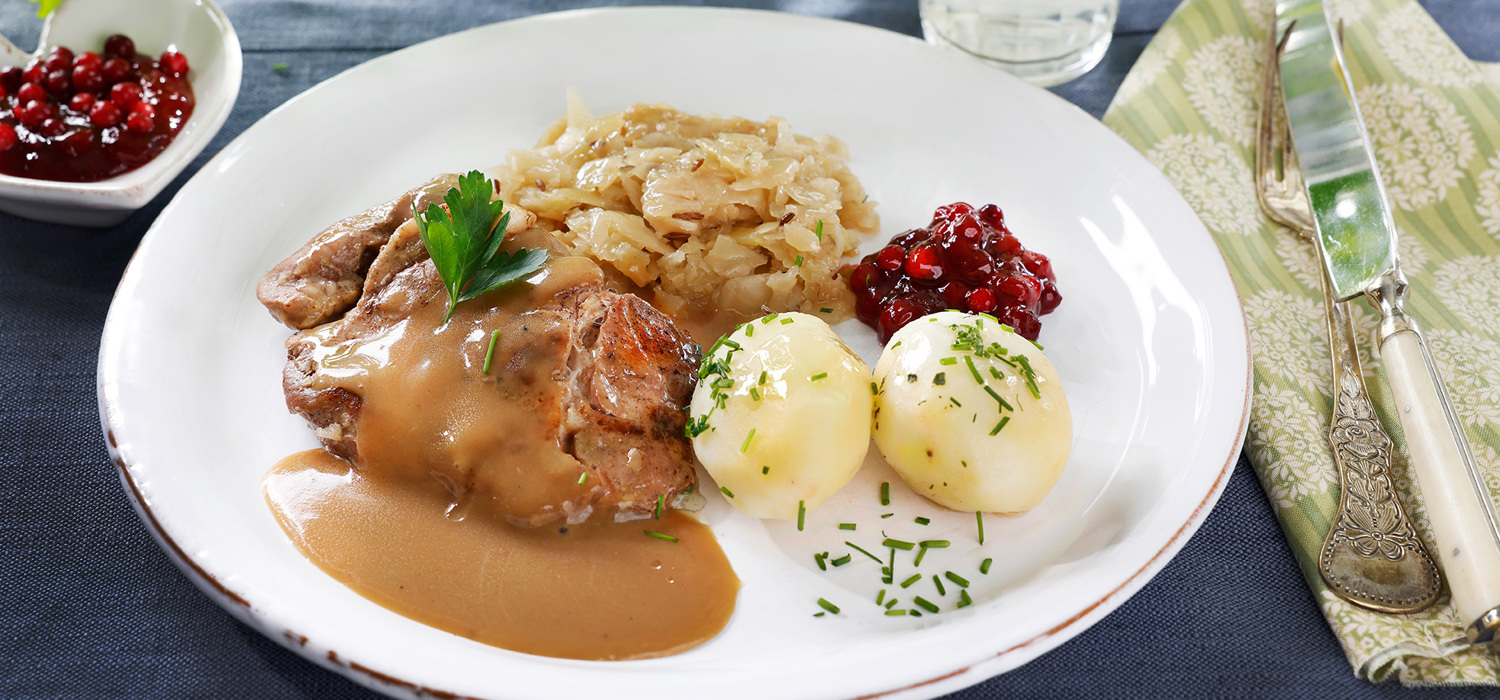 Nakkekoteletter med saus, surkål og potet