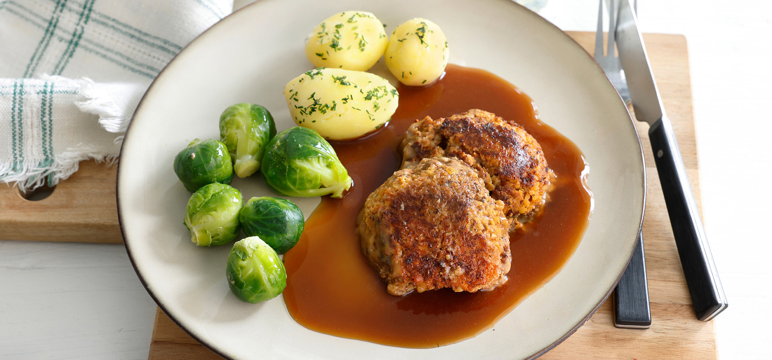 Nøttekaker med saus, grønnsaker og potet