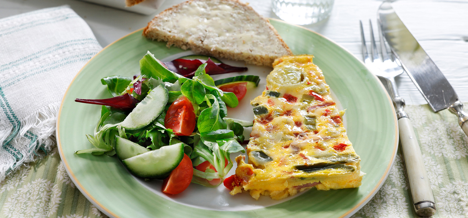 Omelett med salat og brød