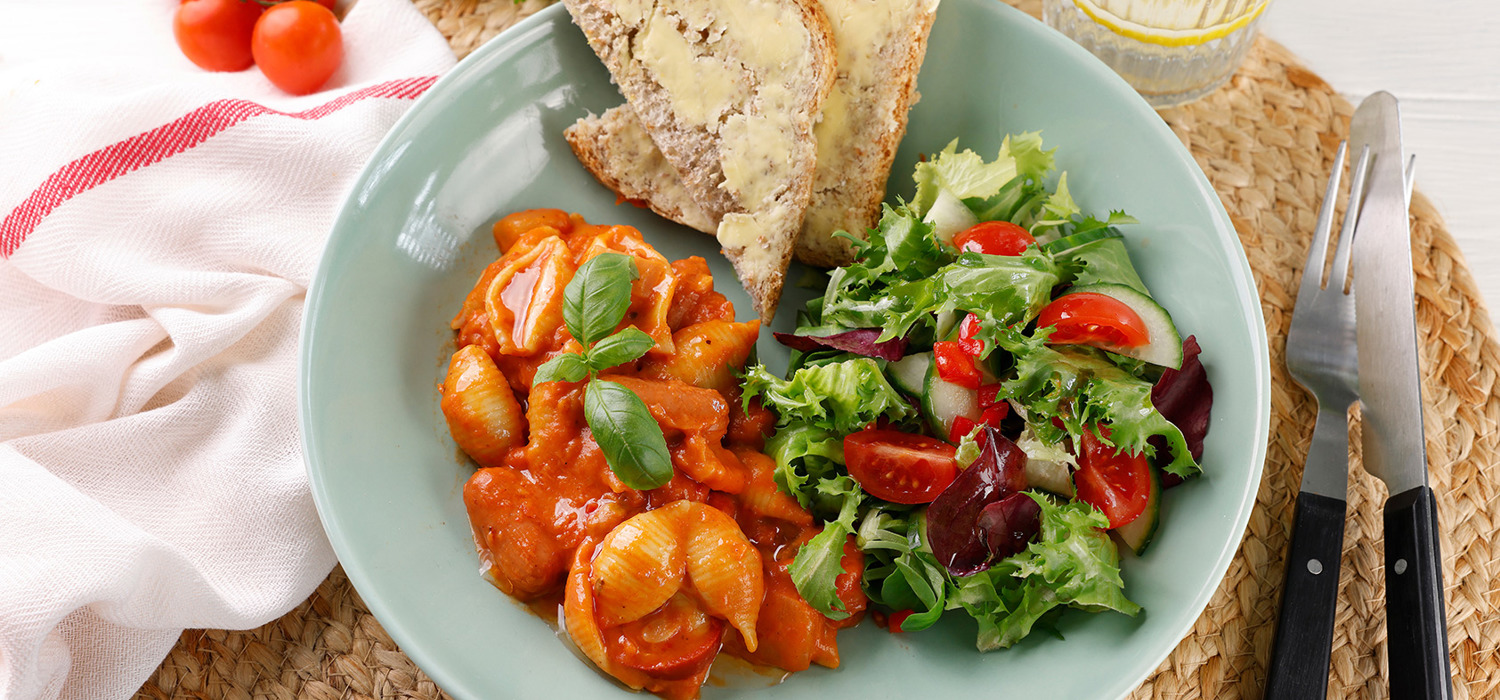 Pasta i tomatsaus med pølse, salat og brød