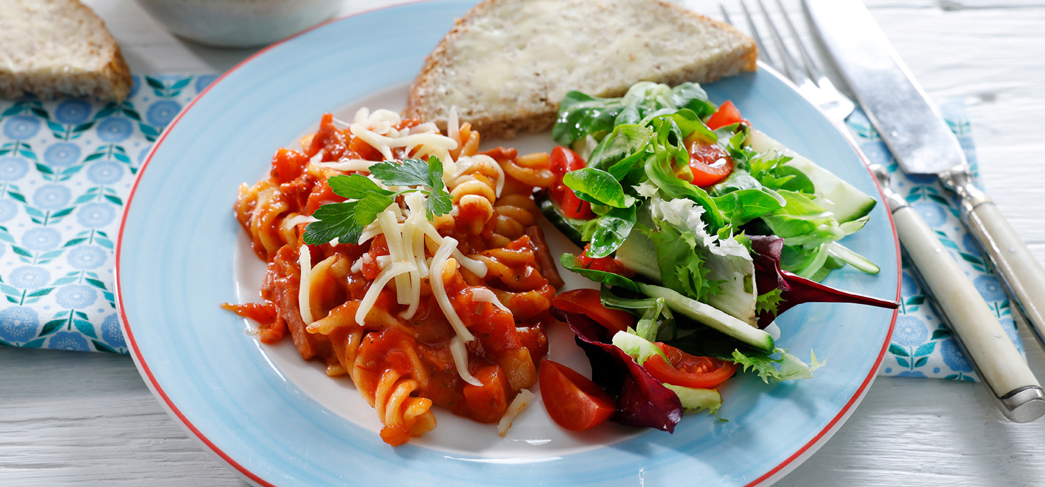 Pasta med skinke og tomatsaus, salat og brød