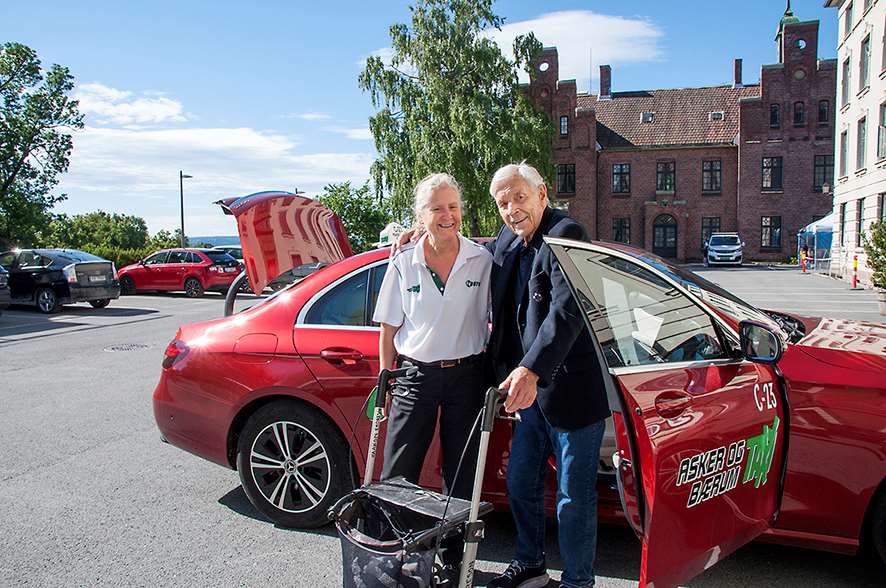 Håkon (90) synes det er flott å bli kjørt til og fra  daggruppen av Hilde fra Asker og Bærum Taxi.