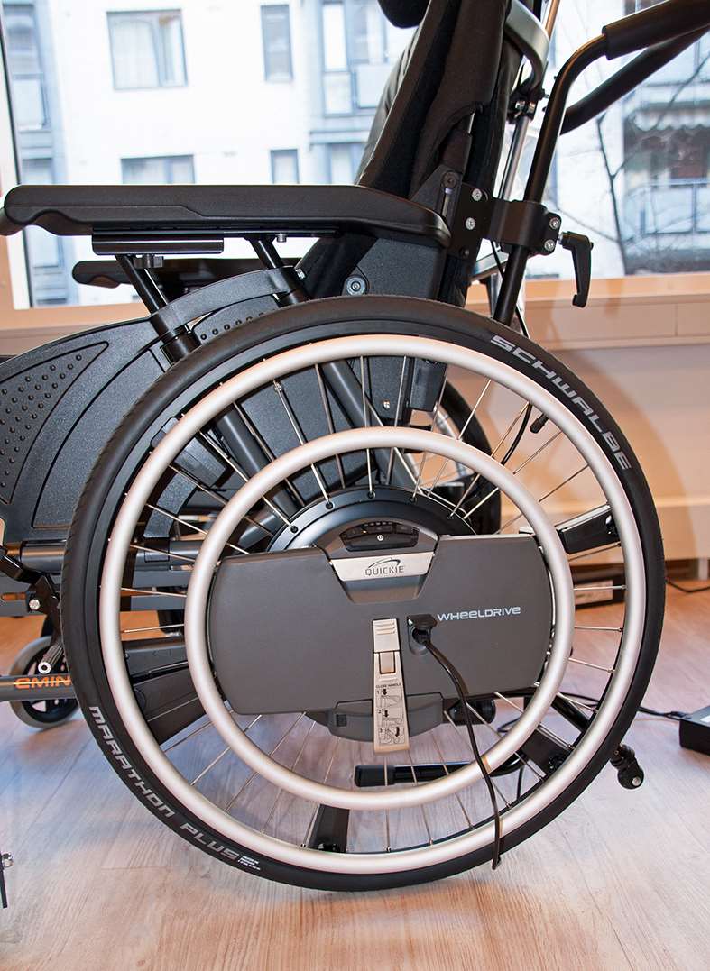 Motorisert hjul som kan festes på manuell rullestol og gi motorkraft.