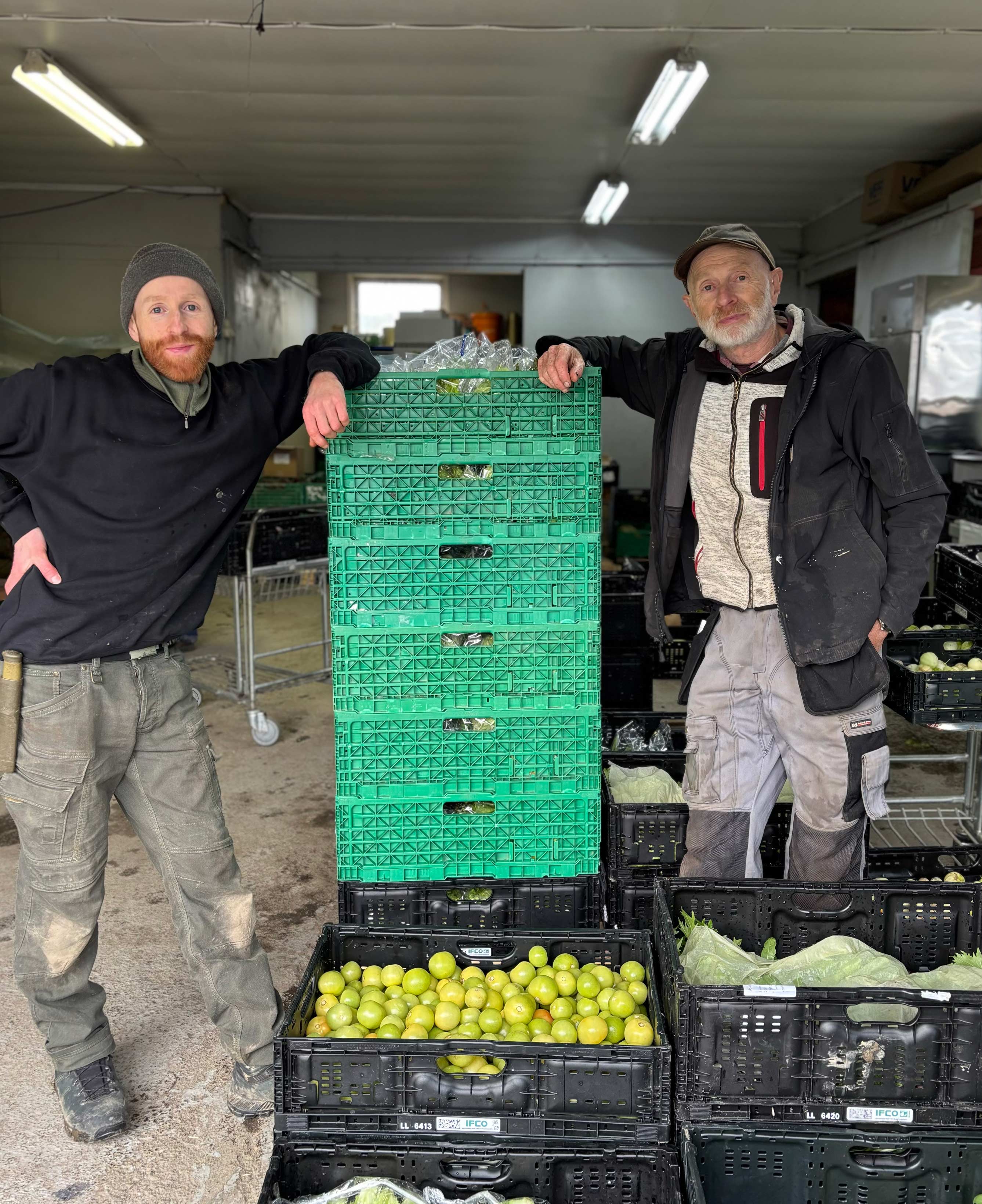 Finn og Severin på Bergsmyrene gård, som er en av produsentene i prosjektet