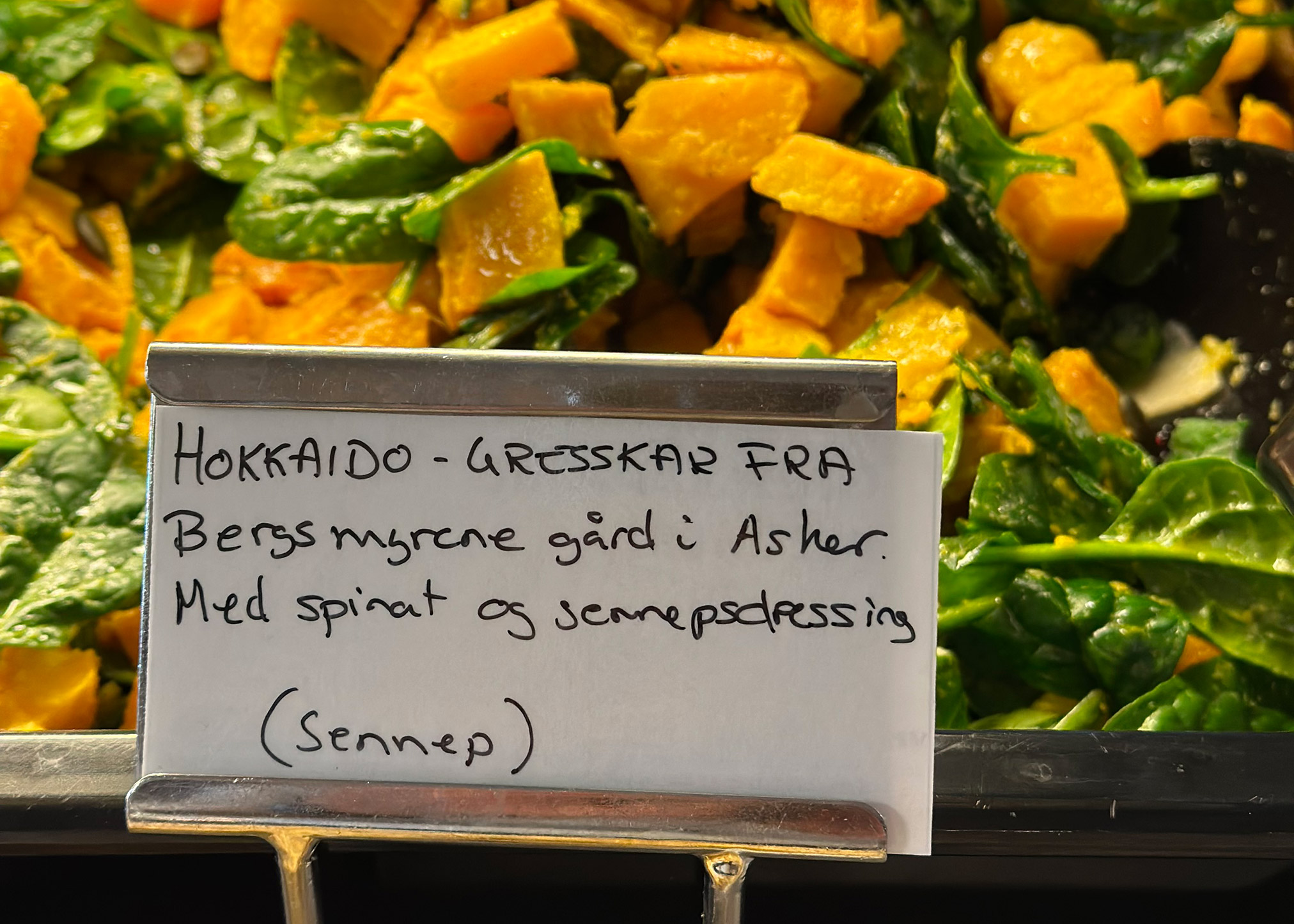 Kantina på Kunnskapssenteret serverer lokale grønnsaker på buffeen