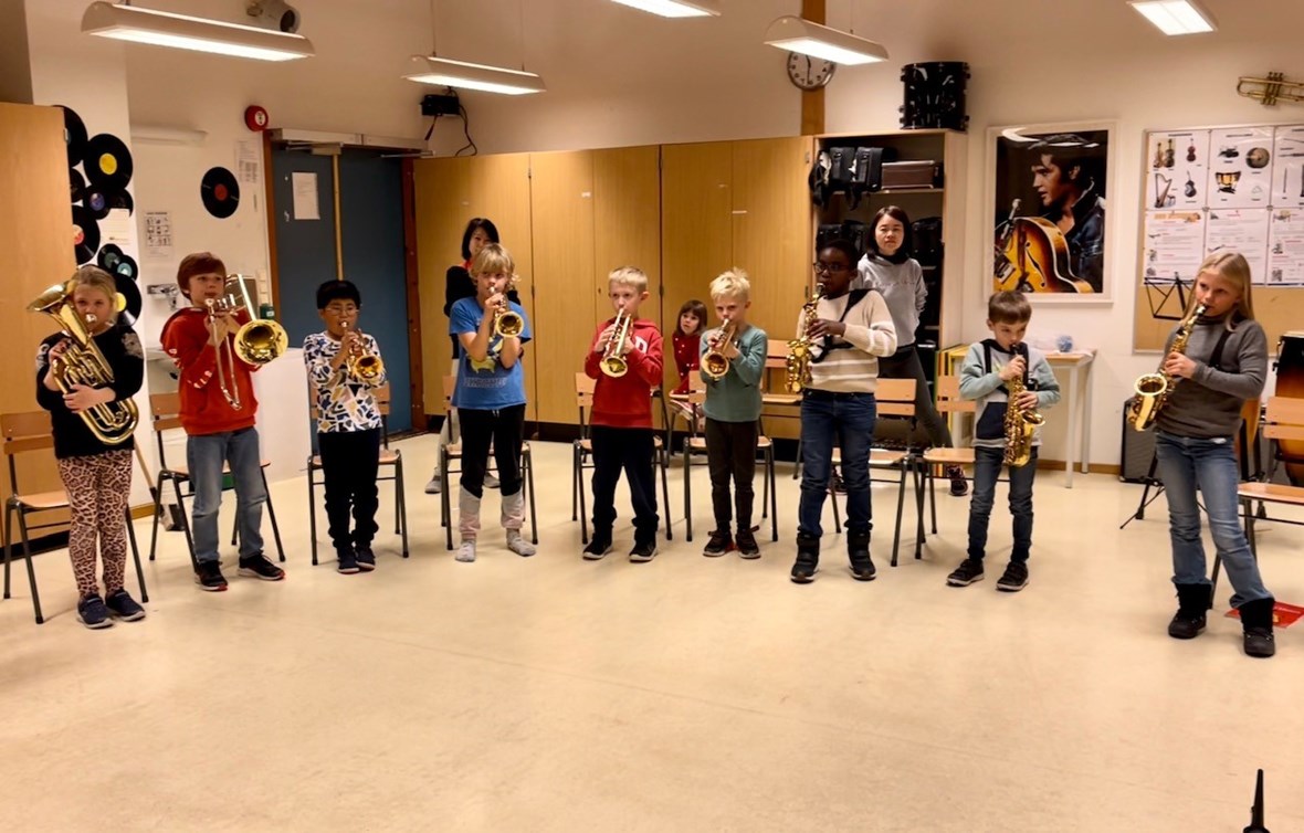 Fornebu og Snarøya skolekorps rekrutterer musikanter fra Snarøya, Storøya og Oksenøya skoler. Korpset gir opplæring på fløyte, klarinett, saksofon, trompet, kornett, baryton, trombone, tuba og slagverk. En del av undervisningen foregår i regi av Musikk- og kulturskolen i Bærum. Korpset har et stort og flott miljø, og samarbeider med Snarøya skole om prosjektet «Korps i skolen». 