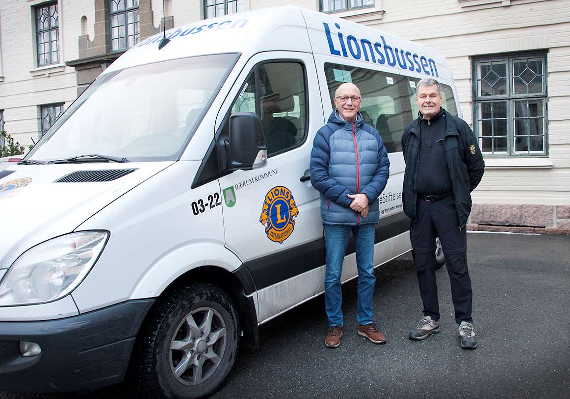 Sjåfør Erik Sogn og styreleder for Lionsbussen, Martin Nickelsen. De er to av de 23 frivillige sjåførene fra Lions, som bytter på å kjøre brukere til og fra seniorsentrene.