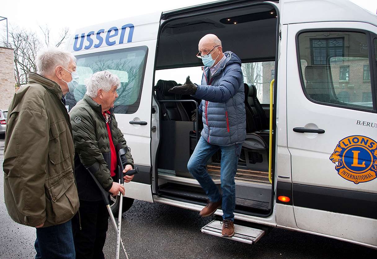 Lionsbussen vant Frivillighetsprisen for 2021. Her ønsker sjåfør Erik Sogn passasjerene Stein Halvorsen og Peder Lunde jr. velkommen ombord i bussen. Foto: Ragnhild I. Hoem