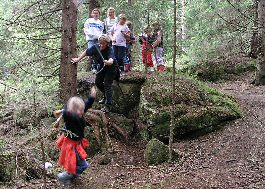 Barn leker i skogen