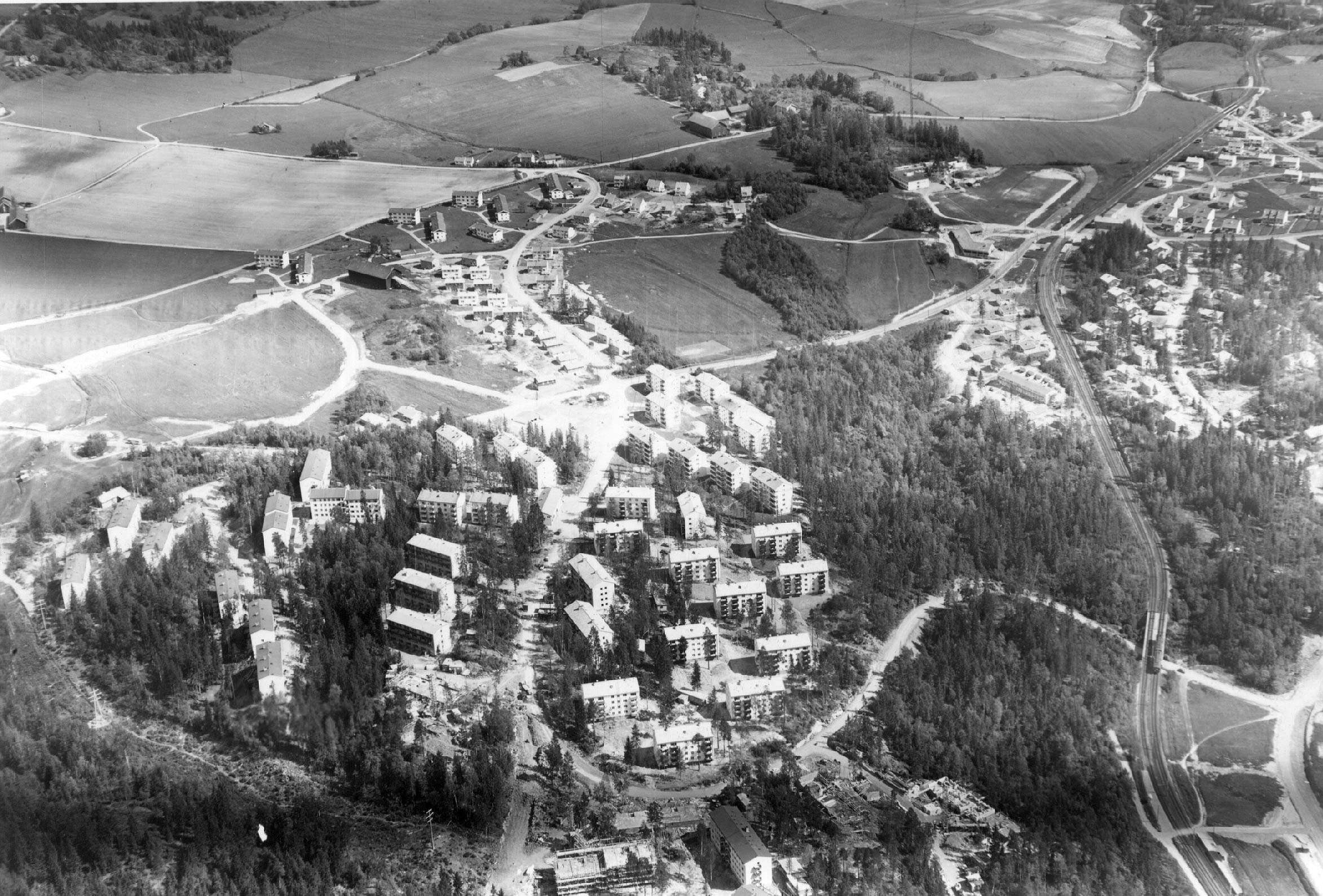 Flyfoto fra 1956 viser bebyggelsen langs Eiksveien