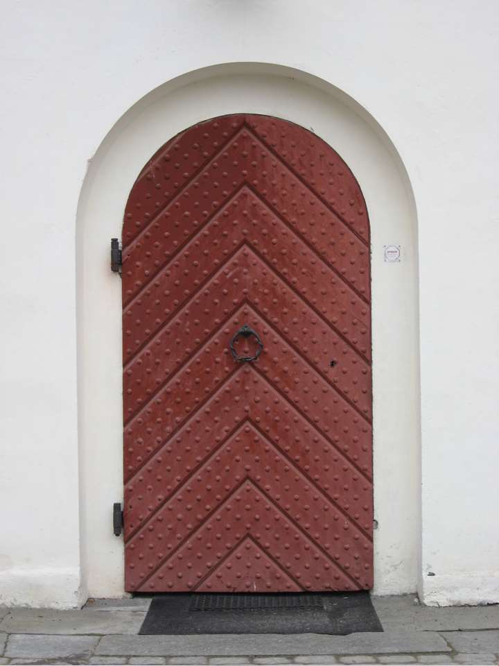 Inngangsdøren til Haslum kirke. ASB