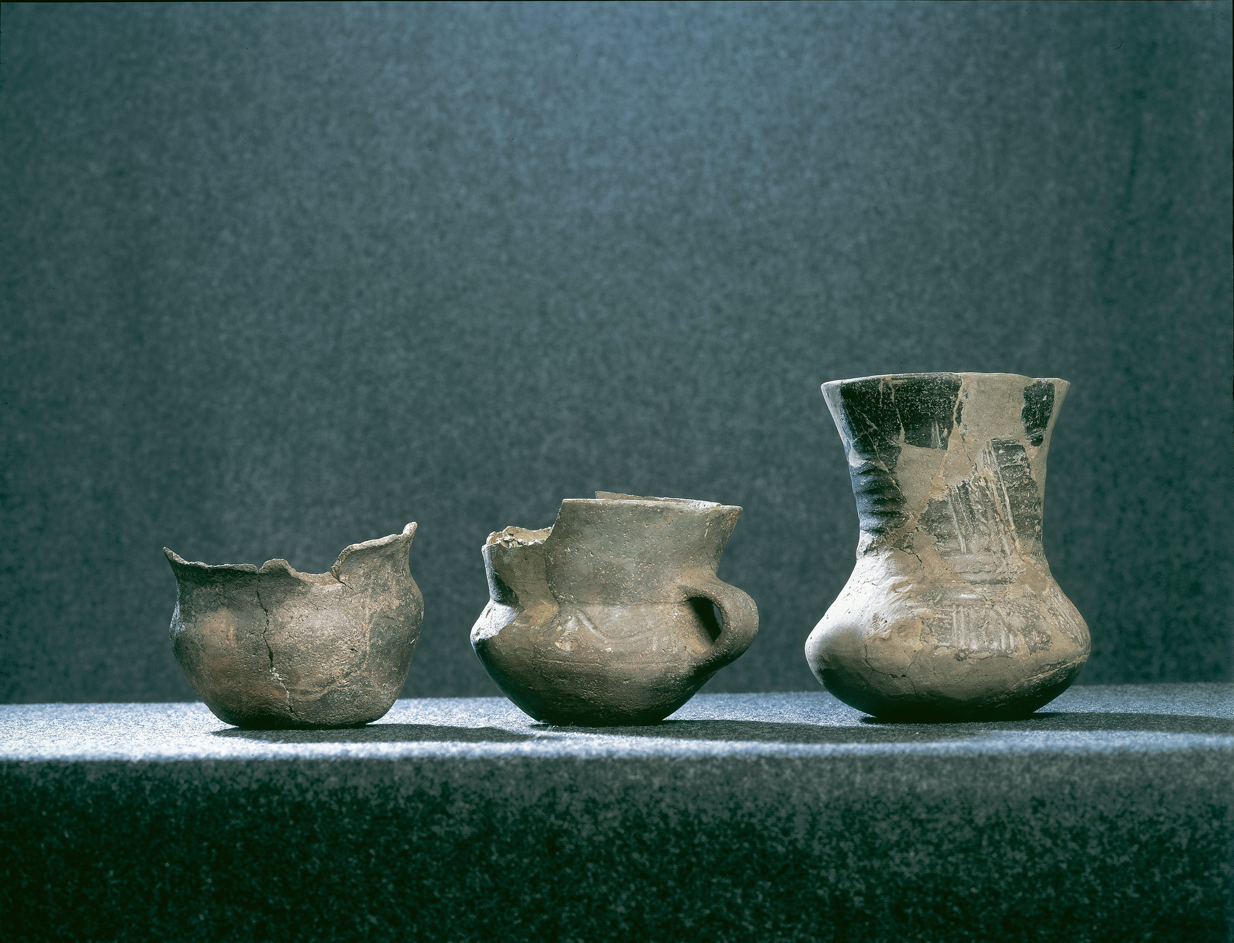 Keramikk fra jernalderen funnet i grav på Tanum. © Kultur- historisk museum, Universitetet i Oslo, fotograf Eirik Irgens Johnsen.