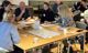 Panelister diskuterer.  miniatyrbilde