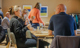 Panelister diskuterer.  miniatyrbilde