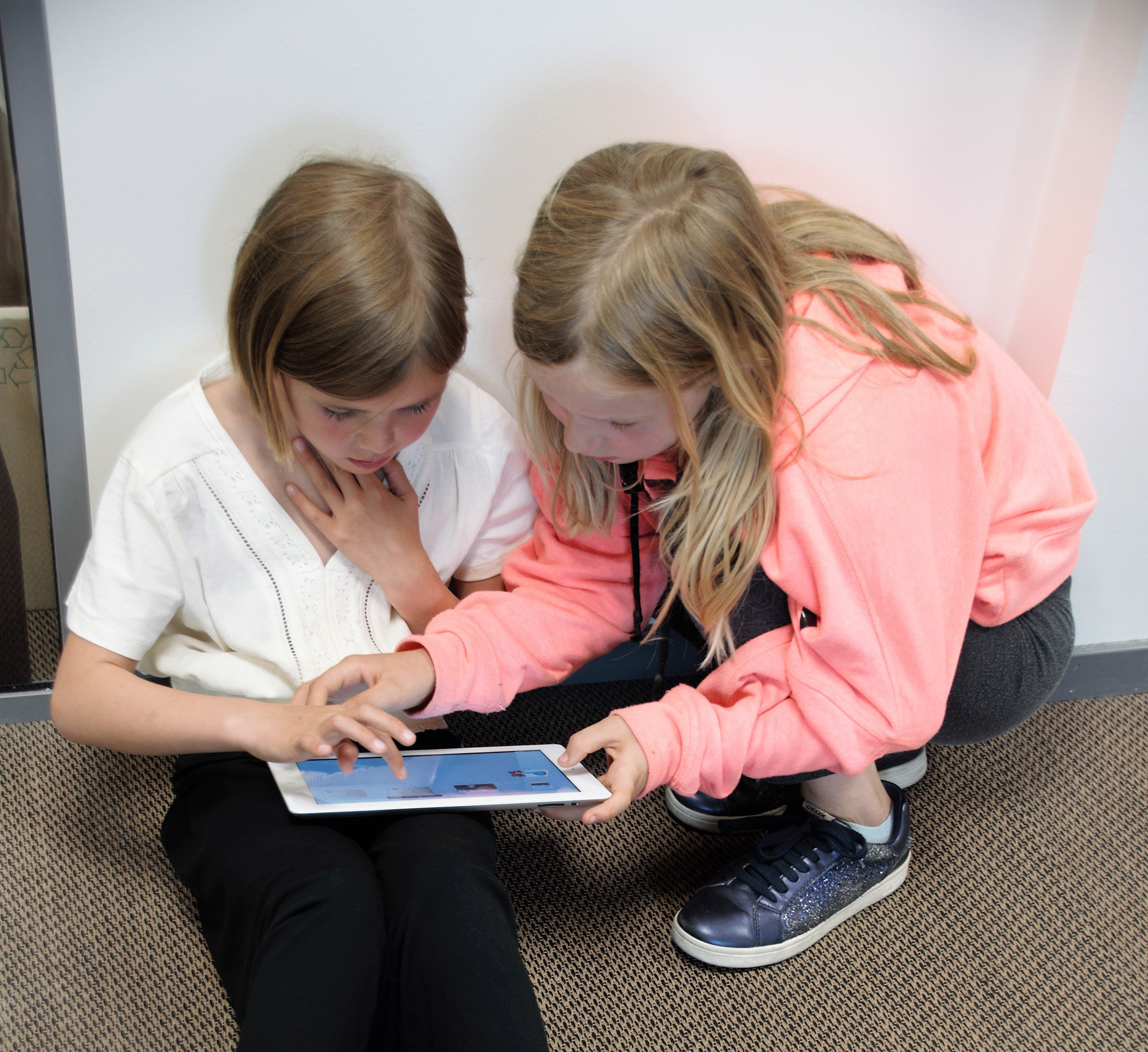 Barn som ser på en iPad