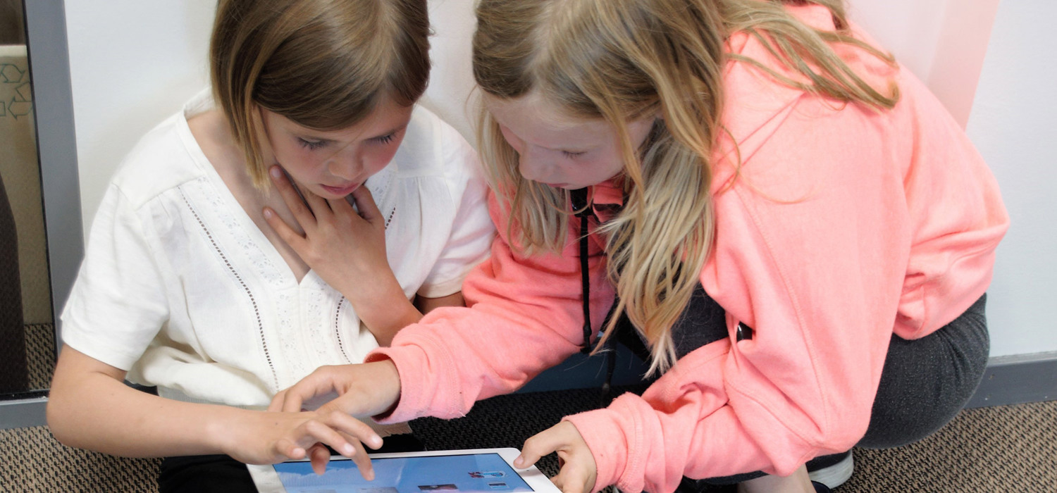 Barn som ser på en iPad