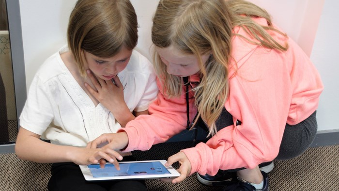 Barn som ser på en iPad