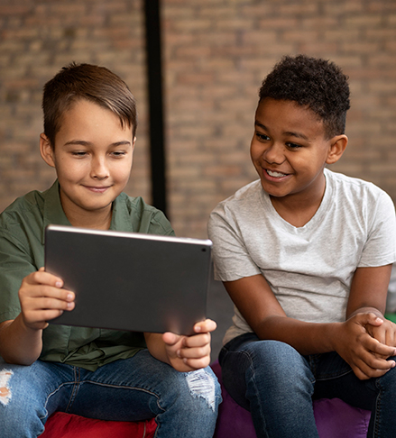 2 gutter leser fra skjerm