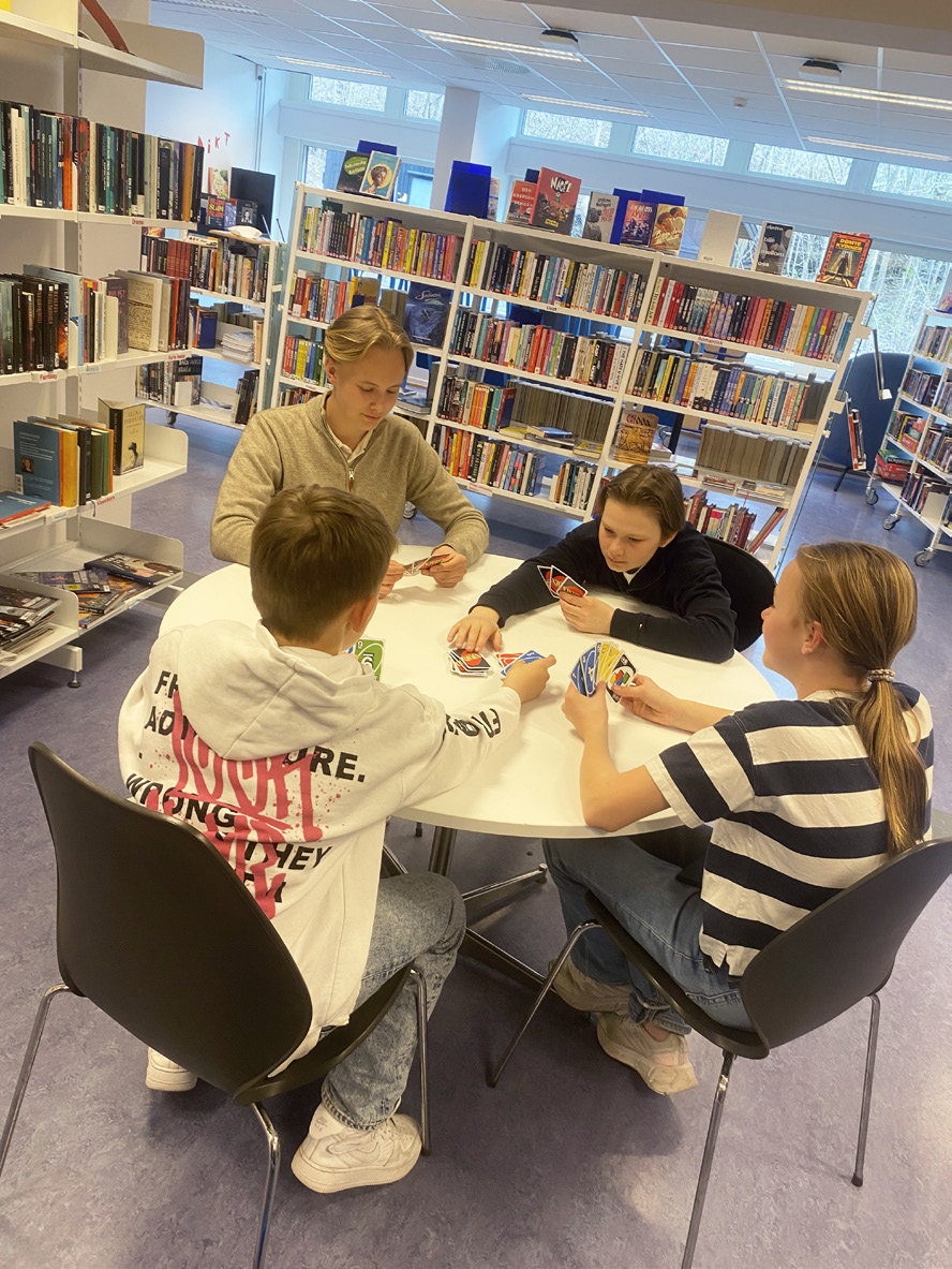 Barn i bibliotek