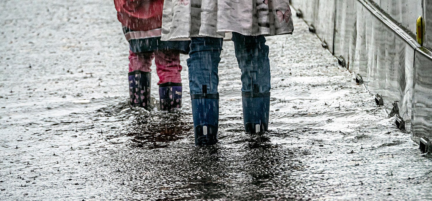Overvann - bilde av jenter med slagstøvler i regn