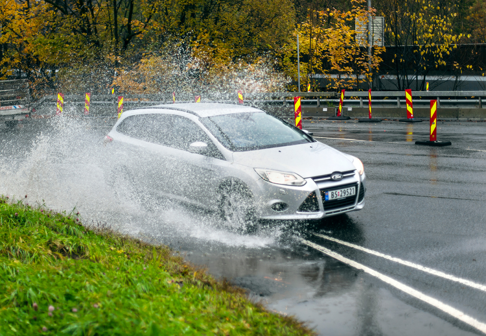 Bil som kjører inn i en stor vanndam