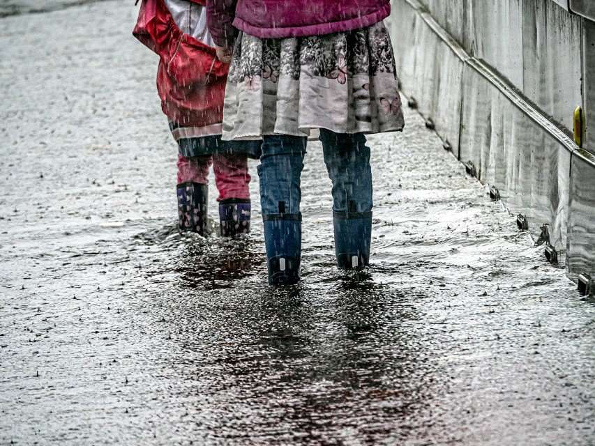 To barn som går i regnvær