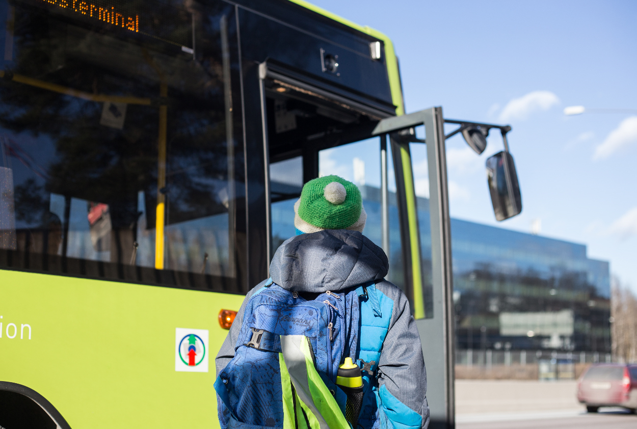 Bussholdeplass - gutt med lue som skal gå på bussen