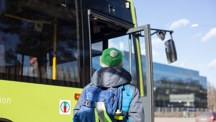 Bussholdeplass - kutt med lue