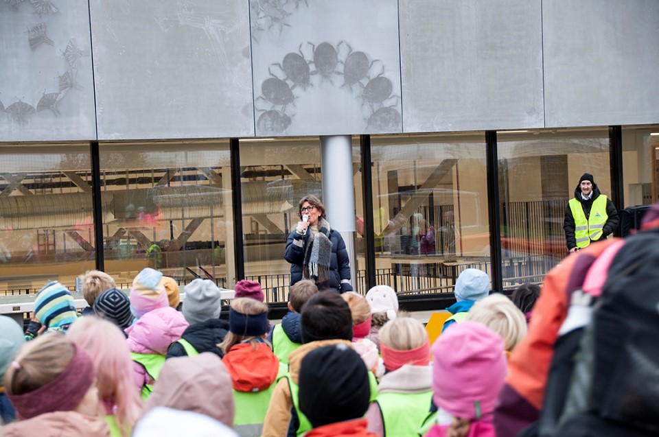 Ordfører Lisbeth Hammer Krog åpnet markeringen av Refleksdagen 2022 på Oksenøya skole.