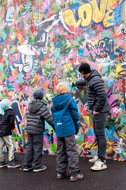 Bærumskunstneren Martin Whatson har designet årets refleks for Trygg trafikk. Han har også laget et stort kunstverk på baksiden av klatrestativet på Oksenøya skole på Treklang.