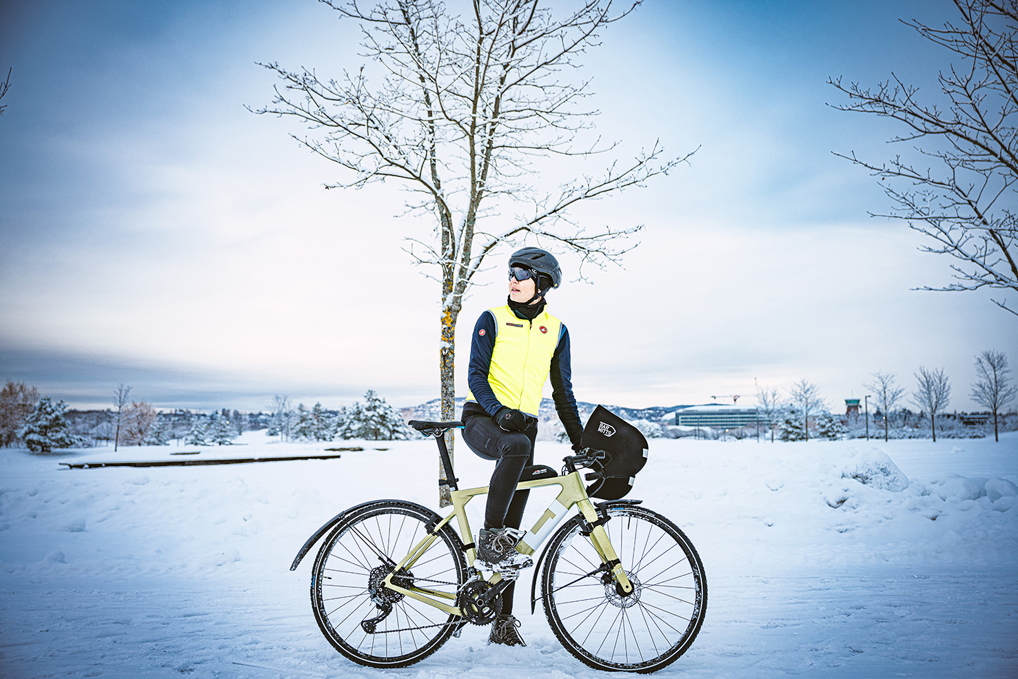 Vintersyklist i snødekt landskap