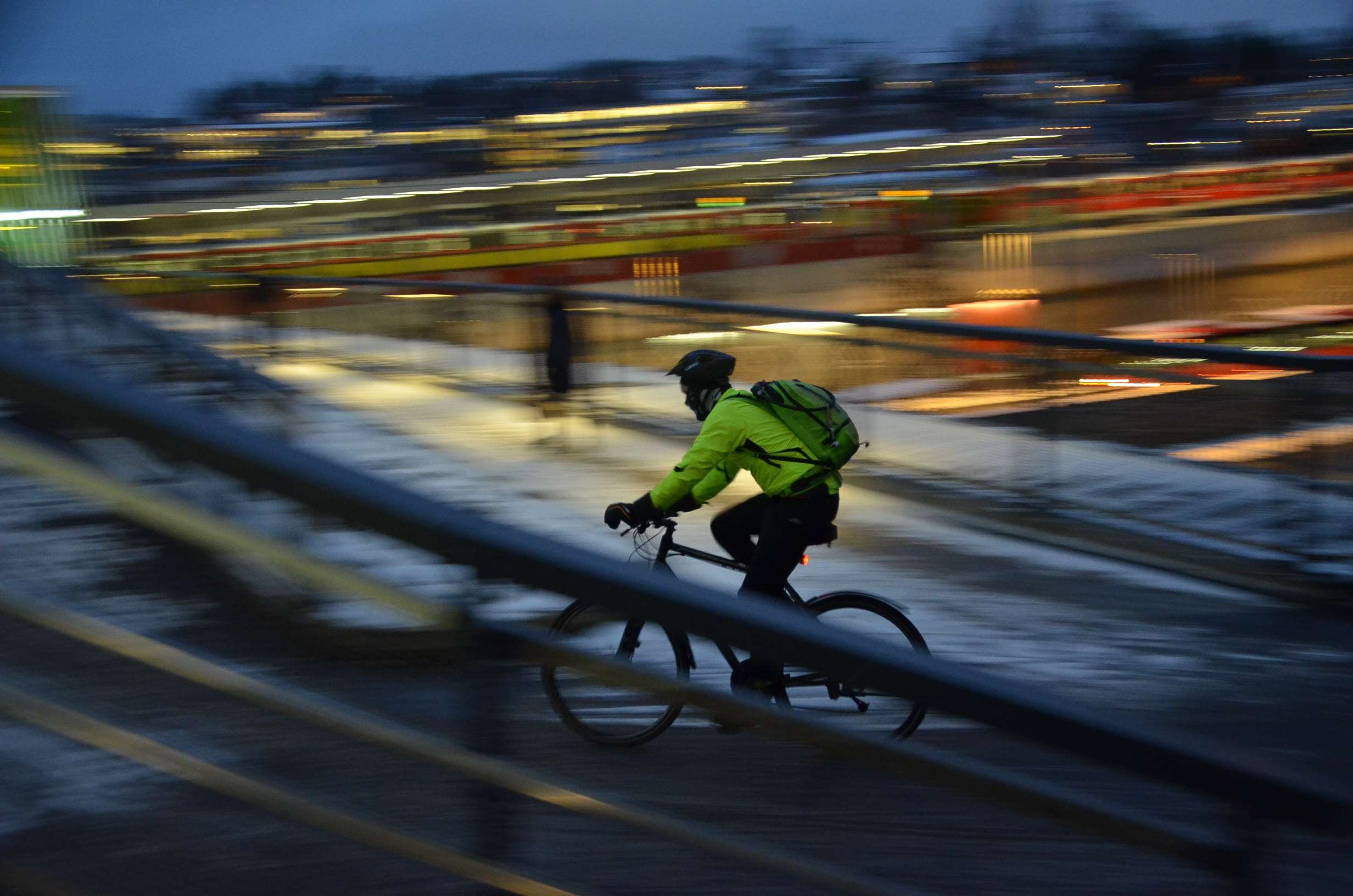 Vintersyklist på Lysakerlokket